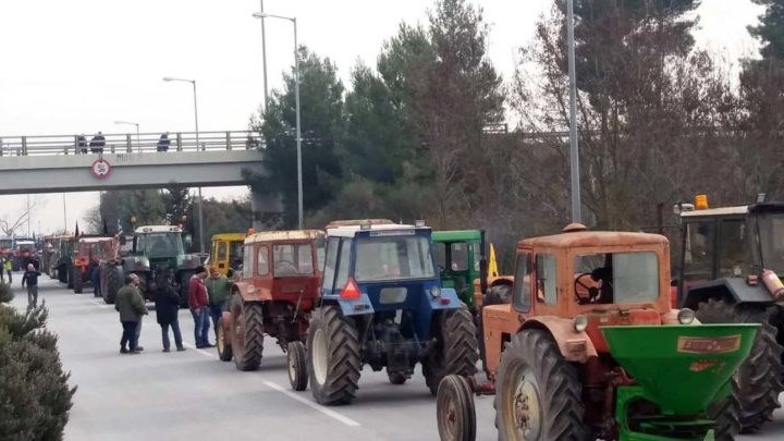 Στον κόμβο της Νίκαιας τα πρώτα τρακτέρ – Κλειστή η μία λωρίδα της Εθνικής Οδού – ΦΩΤΟ