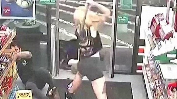 Γυναίκα επιτίθεται με τσεκούρι σε δύο άτομα μέσα σε σούπερμαρκετ – ΒΙΝΤΕΟ