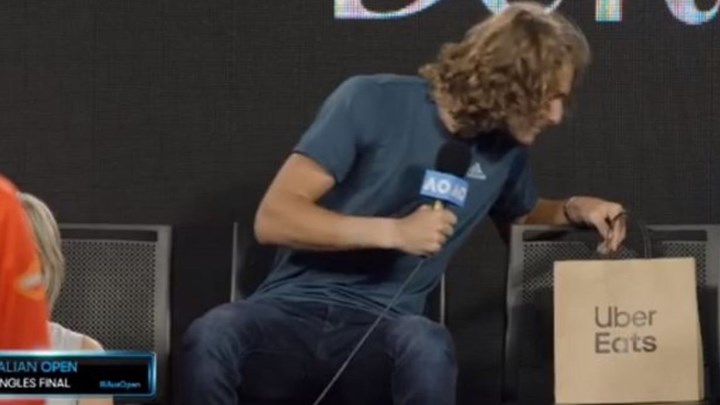 O Τσιτσιπάς παρήγγειλε φαγητό την ώρα που περιέγραφε αγώνα – ΒΙΝΤΕΟ