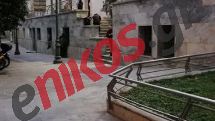 Χρήση και εμπόριο ναρκωτικών πίσω από το Δημαρχείο Αθηνών – ΦΩΤΟ αναγνώστη