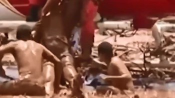 Συγκλονιστικές εικόνες – Έβγαλαν γυναίκα ζωντανή μέσα από τις λάσπες – ΒΙΝΤΕΟ