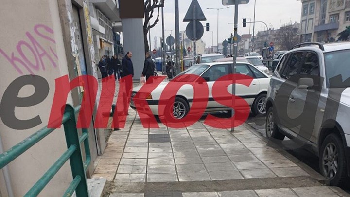 Ανέβασε το αυτοκίνητο στο πεζοδρόμιο γιατί δεν έβρισκε να παρκάρει – ΦΩΤΟ αναγνώστη