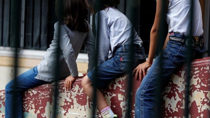 Συνελήφθη σάτυρος έξω από σχολείο – Καθόταν στο αυτοκίνητό του ημίγυμνος και παρενοχλούσε μαθήτριες