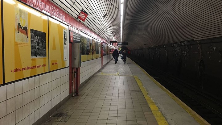 Σκοτώθηκε στις σκάλες του μετρό, μεταφέροντας το καροτσάκι με το μωρό της