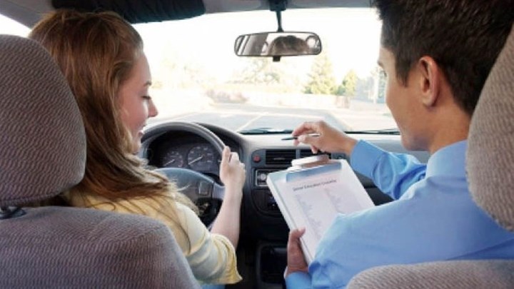 Αντιδρούν εκπαιδευτές και εξεταστές στο νομοσχέδιο για τα διπλώματα οδήγησης- Στον αέρα 90.000 υποψήφιοι οδηγοί