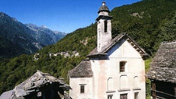 Ιταλικό χωριό προσφέρει 9.000 ευρώ σε όποιον μετακομίσει εκεί και αποκτήσει παιδί – ΦΩΤΟ