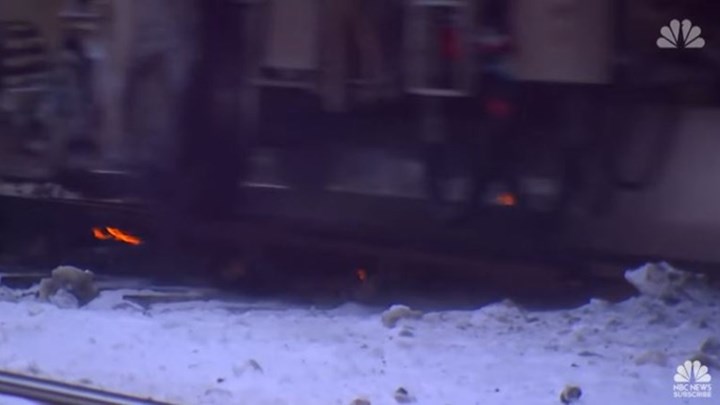 Πολικό ψύχος στις ΗΠΑ: Βάζουν φωτιά στις παγωμένες ράγες για να διέρχονται τα τρένα – ΦΩΤΟ