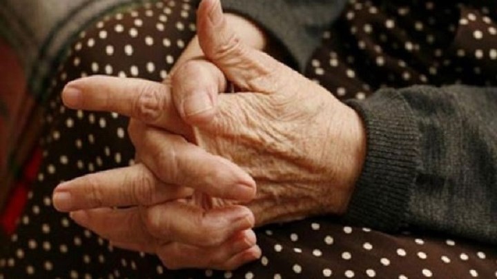 Θρασύτατοι ληστές επιτέθηκαν σε 82χρονη κωφάλαλη