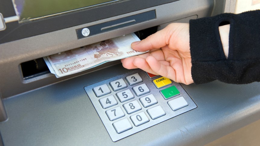 Πήραν 10.000 ευρώ από ΑΤΜ με κάρτες-κλώνους
