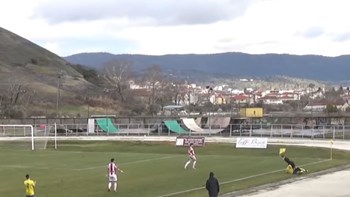 Έκανε τάκλιν στον… επόπτη και τον… σήκωσε στον αέρα – ΒΙΝΤΕΟ