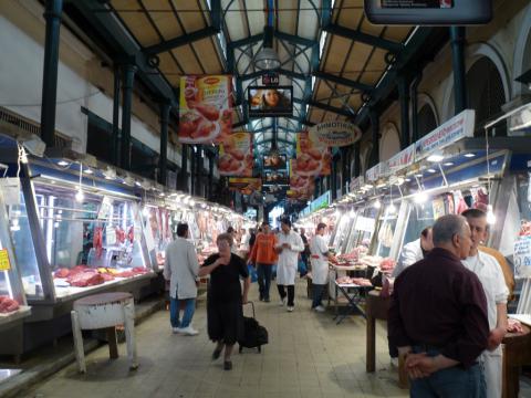 «Παρέμβαση» vegan στη Βαρβάκειο – Πέταξαν τρικάκια που έγραφαν: Φάτε φακές – ΦΩΤΟ