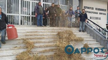 Έχυσαν γάλα και έριξαν σανό οι αγρότες της Μεσσηνίας – ΒΙΝΤΕΟ