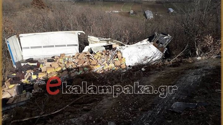 Θανατηφόρο τροχαίο στην Καλαμπάκα – Νταλίκα έπεσε σε χαράδρα – ΦΩΤΟ