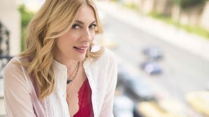 BOMB: Η Καρύδη «χτυπά» και στη σκηνοθεσία με το «Του Κουτρούλη ο γάμος»!