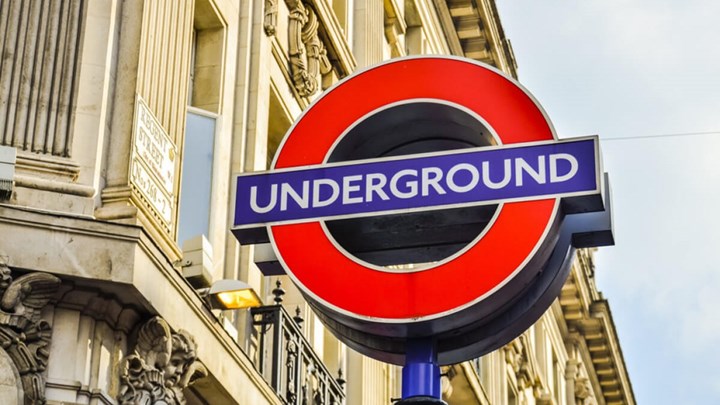 Σάλος με gay πορνοστάρ – “Γύρισε” όργιο στο μετρό μπροστά στα έκπληκτα μάτια των επιβατών – ΦΩΤΟ