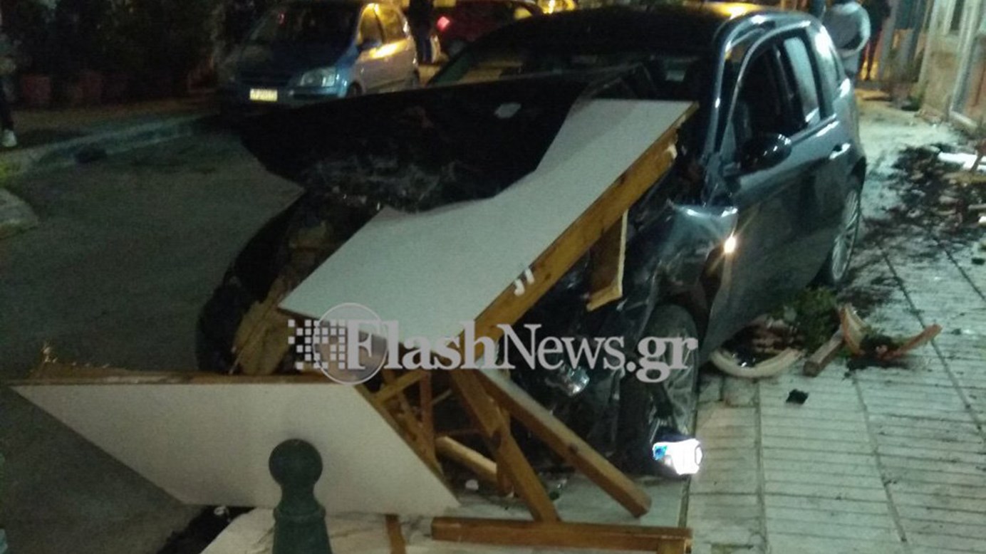 Αυτοκίνητο πήρε παραμάζωμα τραπέζια και καρέκλες στα Χανιά – ΦΩΤΟ