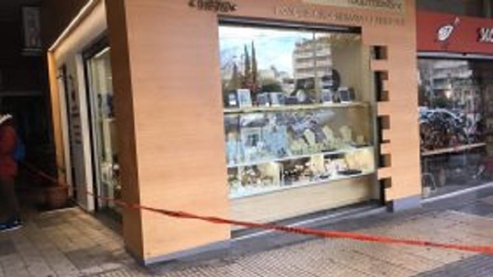 Γνωστός ως «Φτερωτός Μαραντόνα» και καταζητούμενος για την δολοφονία Ζαφειρόπουλου ένας από τους ληστές του κοσμηματοπωλείου