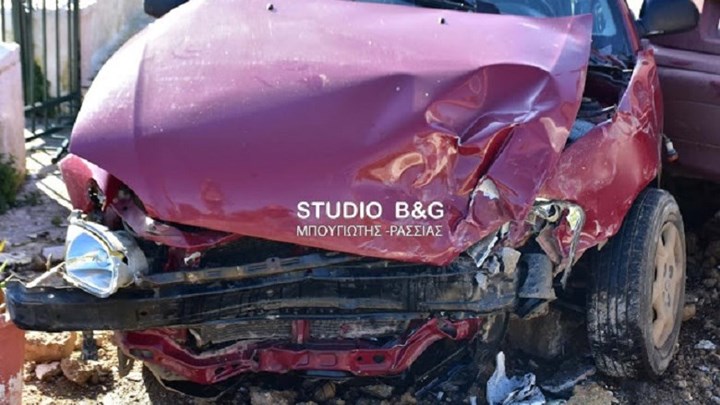 Τροχαίο στο Ναύπλιο – Τα οχήματα κατέληξαν στην αυλή σπιτιού – ΦΩΤΟ – ΒΙΝΤΕΟ