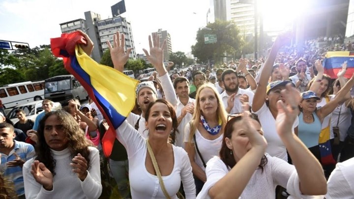 Kρίσιμες ώρες στη Βενεζουέλα – “Το 90% του στρατού είναι με τον λαό” δηλώνει ο στρατηγός που αποκήρυξε τον Μαδούρο
