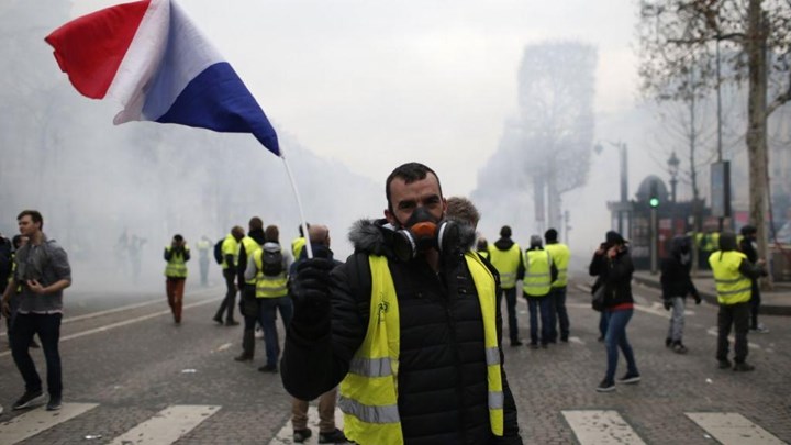 Συμπλοκές της αστυνομίας με διαδηλωτές των κίτρινων γιλέκων στο Παρίσι