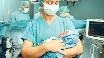 Έγινε μητέρα στην εντατική όπου νοσηλεύεται με ιό γρίπης