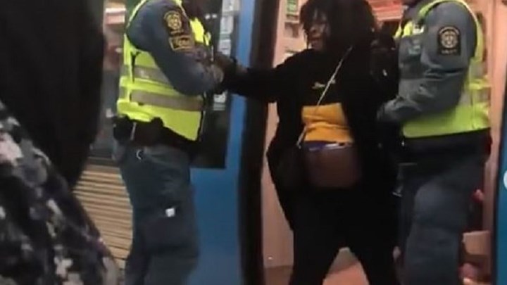Σάλος στη Σουηδία: Σεκιούριτι σέρνουν με τη βία έγκυο από το βαγόνι του μετρό επειδή δεν είχε εισιτήριο – ΒΙΝΤΕΟ