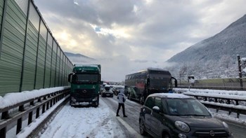 Ιταλία: Χιλιάδες οχήματα ακινητοποιήθηκαν εξαιτίας σφοδρής χιονόπτωσης