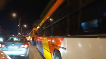 Συνέβη και αυτό- Τέσσερα λεωφορεία του ΟΑΣΘ ακινητοποιήθηκαν στο ίδιο σημείο λόγω βλάβης – ΦΩΤΟ- ΒΙΝΤΕΟ
