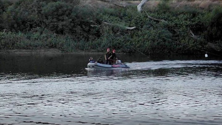 Αγωνία στον Έβρο – Αναζητούνται μητέρα και τρία παιδιά που επέβαιναν στη βάρκα που βούλιαξε στο ποτάμι