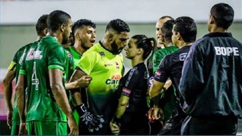 Ατρόμητη γυναίκα διαιτητής μπροστά σε έξαλλο ποδοσφαιριστή