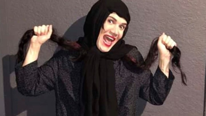 Ο Καναράκης είναι η νέα… μοιρολογίστρα στο «Μπαμπά» του Ρήγα – Οι πρώτες πόζες