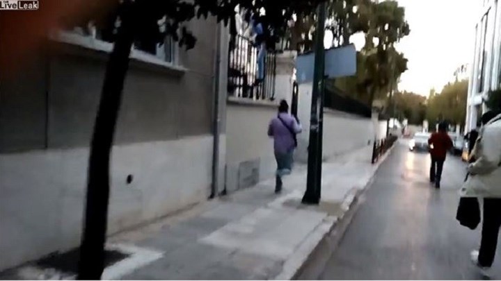 Καρέ- καρέ η καταδρομική επίθεση του Ρουβίκωνα στην ιταλική πρεσβεία – ΒΙΝΤΕΟ