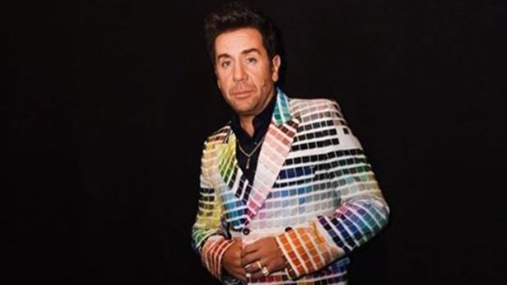 Χαμός στο Twitter με το κοστούμι του Γιώργου Μαζωνάκη – ΦΩΤΟ