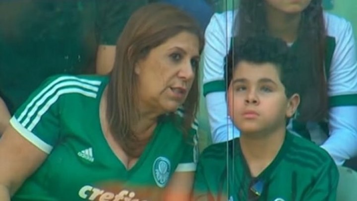 Μητέρα πάει στο γήπεδο με το τυφλό και αυτιστικό παιδί της και του περιγράφει τα ματς – ΦΩΤΟ