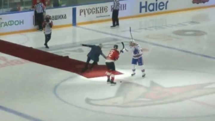 Μοίρασε… γέλιο ο Μουρίνιο – Επική τούμπα σε αγώνα χόκεϊ – ΒΙΝΤΕΟ