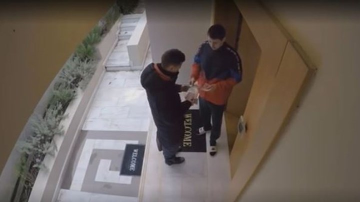 Έλληνες Youtubers έδωσαν πουρμπουάρ 1.000 ευρώ σε ντελιβεράδες – ΒΙΝΤΕΟ