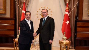Γιατί ο Τσίπρας απείλησε με ακύρωση της επίσκεψης στην Τουρκία λίγο πριν μπει στο αεροπλάνο