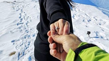 Παρουσιαστής έκανε πρόταση γάμου στην αγαπημένη του στις Άλπεις – ΦΩΤΟ