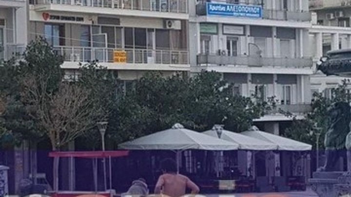 Σάλος στην Πάτρα- Γυμνός άνδρας έκανε μπάνιο σε συντριβάνι – ΒΙΝΤΕΟ