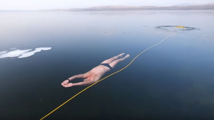 Κολύμπησε κάτω από παγωμένη λίμνη – ΒΙΝΤΕΟ