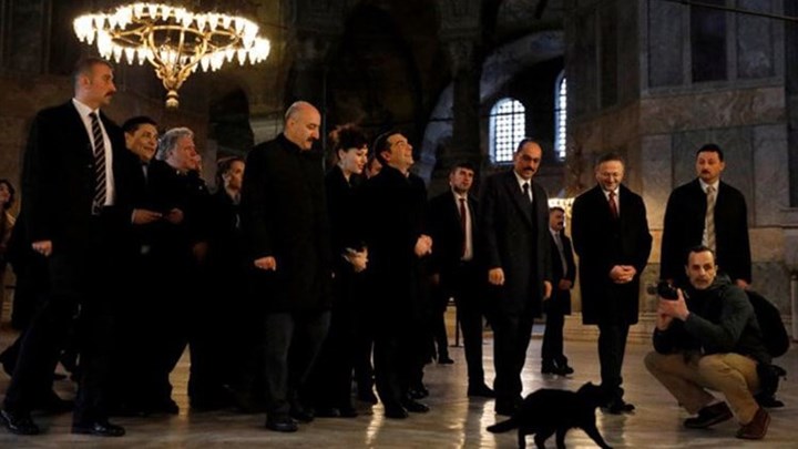 Η ξενάγηση του Τσίπρα στην Αγία Σοφία και… η μαύρη γάτα – ΦΩΤΟ