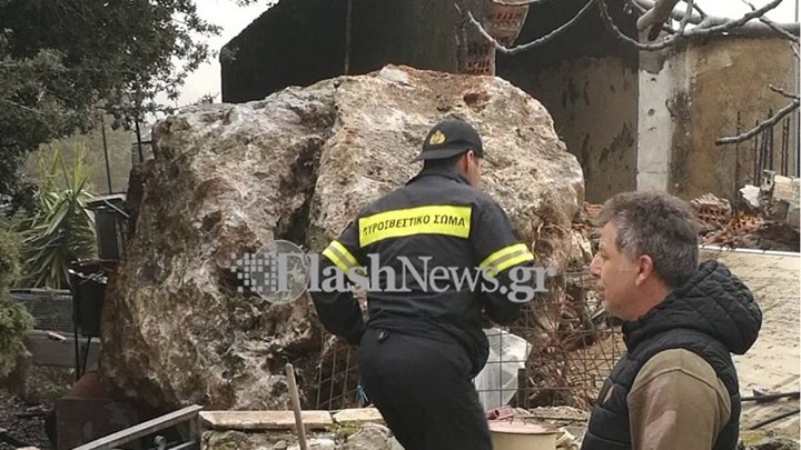 Από θαύμα γλίτωσε γυναίκα στα Σφακιά- Βράχος 25 τόνων έπεσε πάνω στο σπίτι της – ΦΩΤΟ