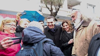 Τσίπρας- Μπαζιάνα στη Χάλκη:  Η θερμή υποδοχή των κατοίκων – ΦΩΤΟ