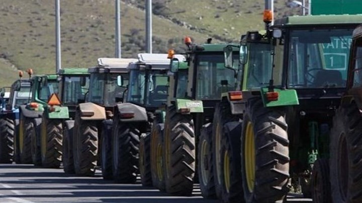 Οι αγρότες «παραλύουν» το εθνικό δίκτυο με μπλόκα στα Τέμπη και την Ε.Ο. Κορίνθου-Πατρών