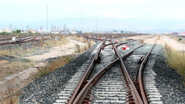 Έκοψαν καλώδια ηλεκτροκίνησης και εγκλώβισαν τρένο στο Δομοκό