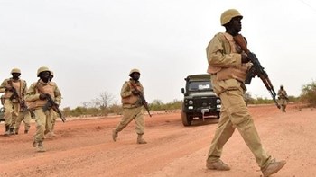 Τουλάχιστον 150 «τρομοκράτες» νεκροί σε στρατιωτική επιχείρηση στην Μπουρκίνα Φάσο