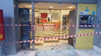 Γυαλιά- καρφιά έκαναν κουκουλοφόροι κατάστημα των ΕΛΤΑ