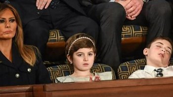 Χαμός στα social media: Ο 11χρονος Τραμπ… αποκοιμήθηκε ακούγοντας τον Αμερικανό Πρόεδρο