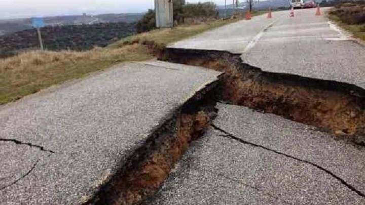 Κόπηκε στα δύο ο δρόμος στην Υπάτη