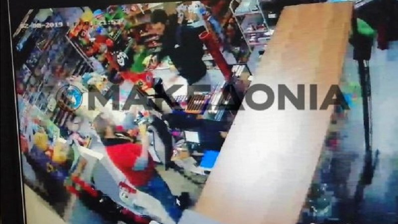 Και ληστής και… τζέντλεμαν – Έσφιξε το χέρι του ιδιοκτήτη κρατώντας όπλο – ΒΙΝΤΕΟ